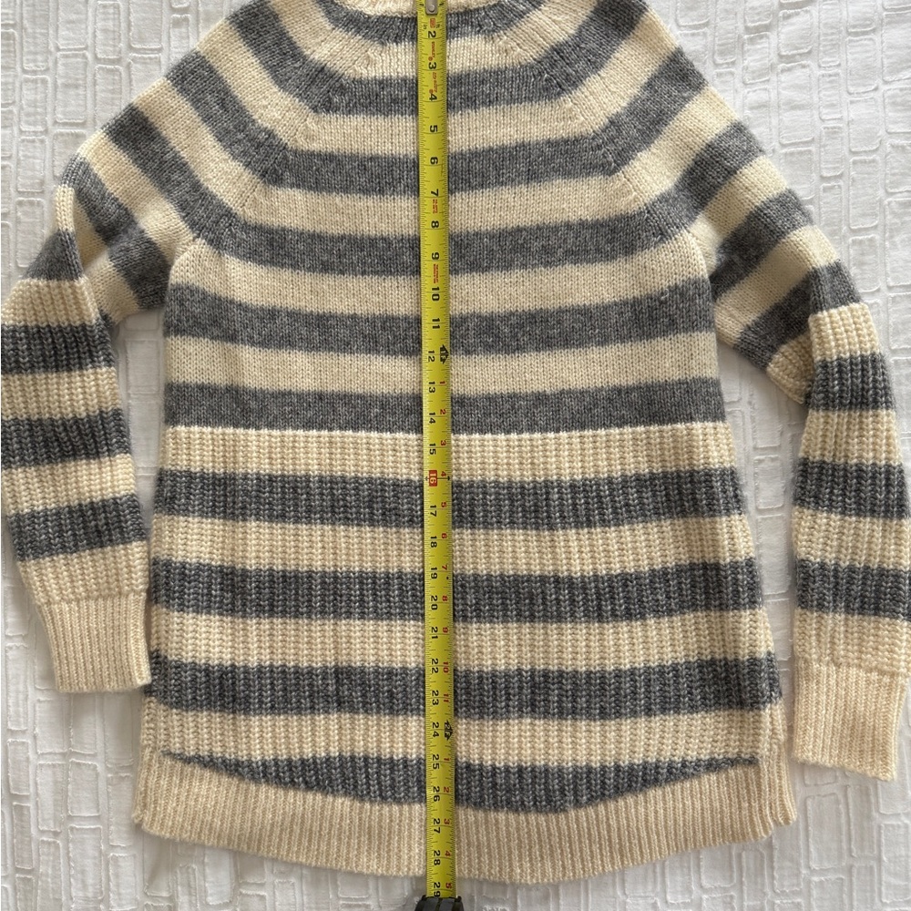Banana Republic Sweater - Picture 2 of 4